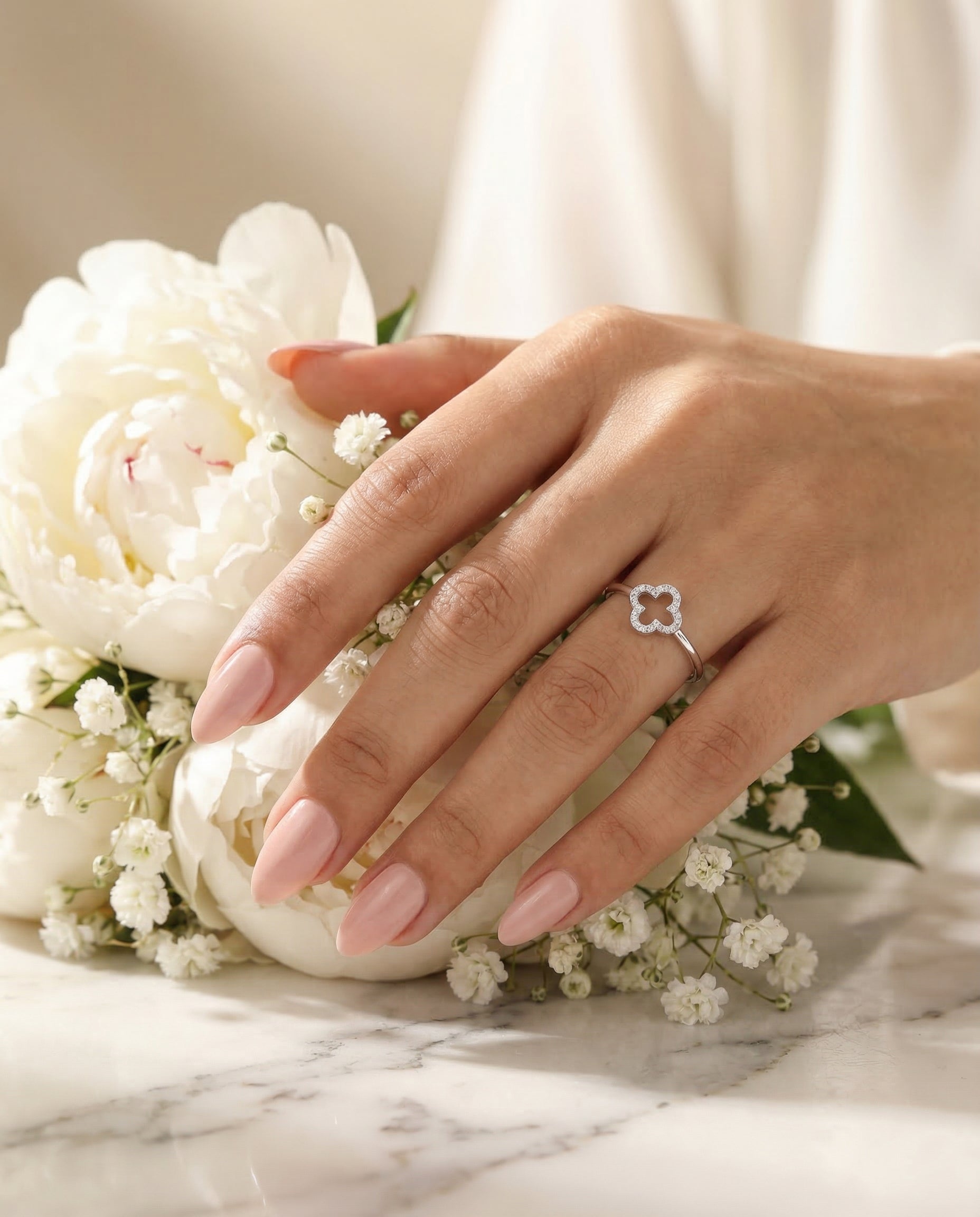 Bague Trèfle — Main sur bouquet de pivoines blanches, anneau ultra-fin