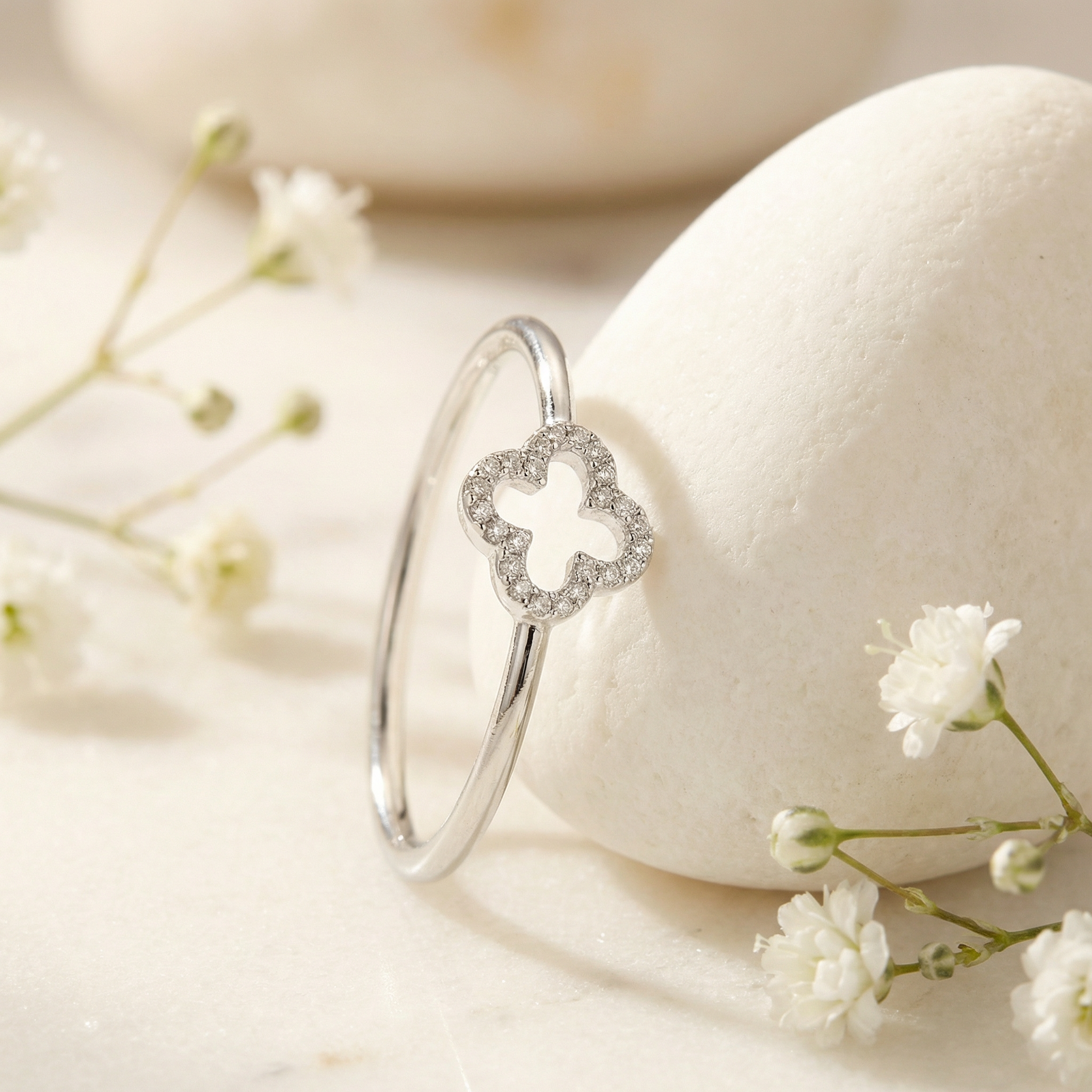 Bague Trèfle — Argent et Diamants — anneau ultra-fin, motif trèfle délicat