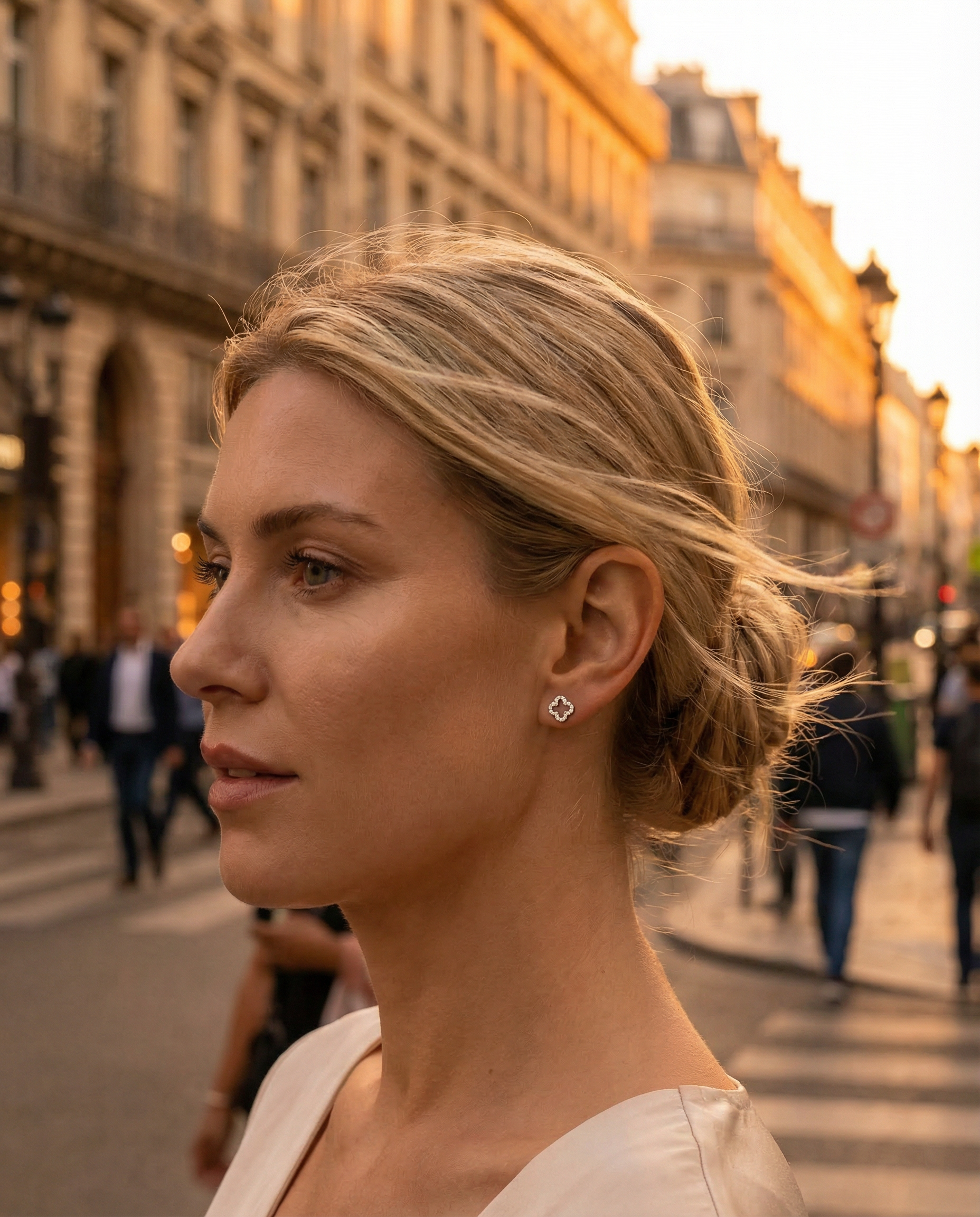 Boucles Trèfle — Femme de profil dans une rue parisienne au coucher du soleil