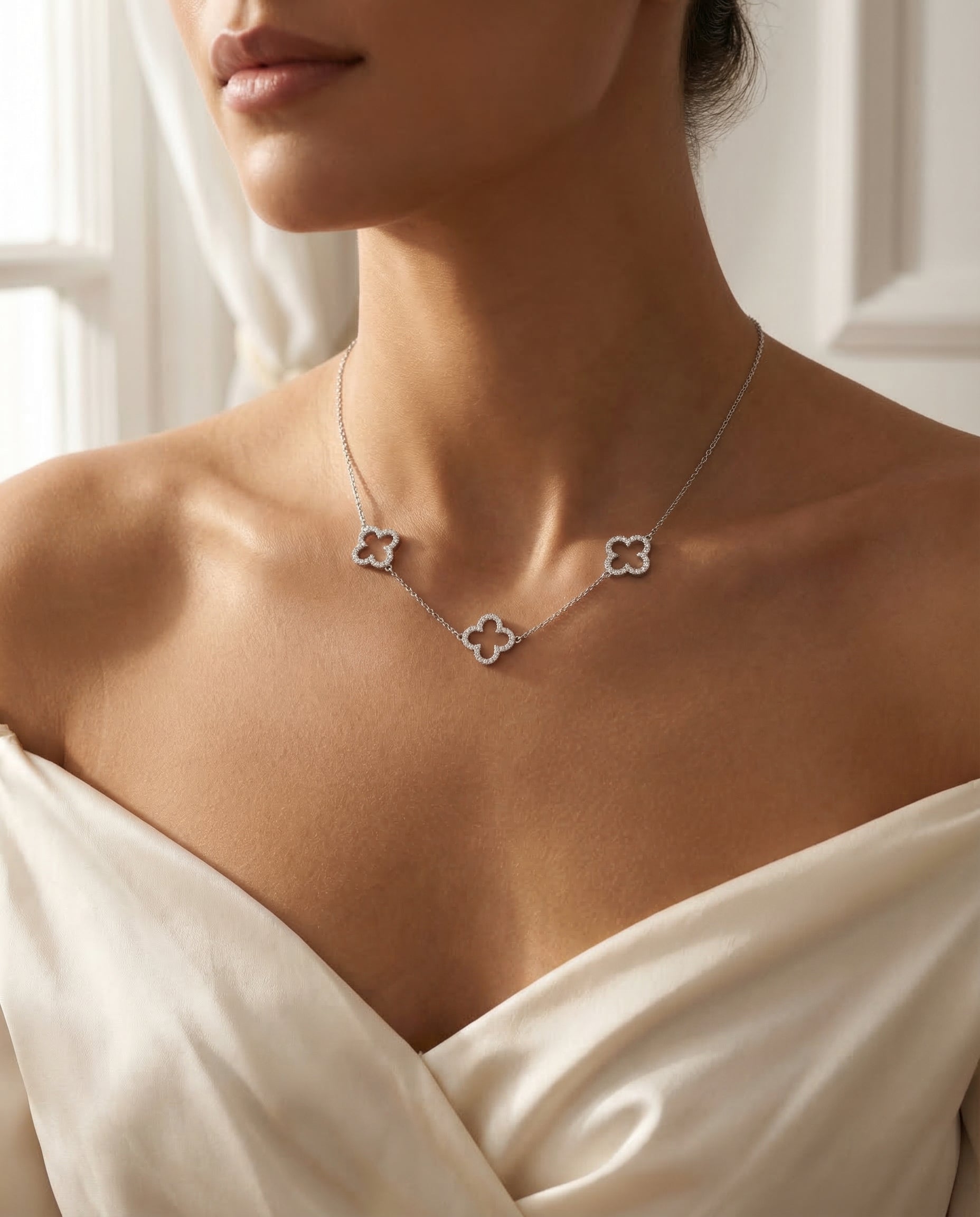 Collier Trèfle — Décolleté élégant, blouse ivoire off-shoulder