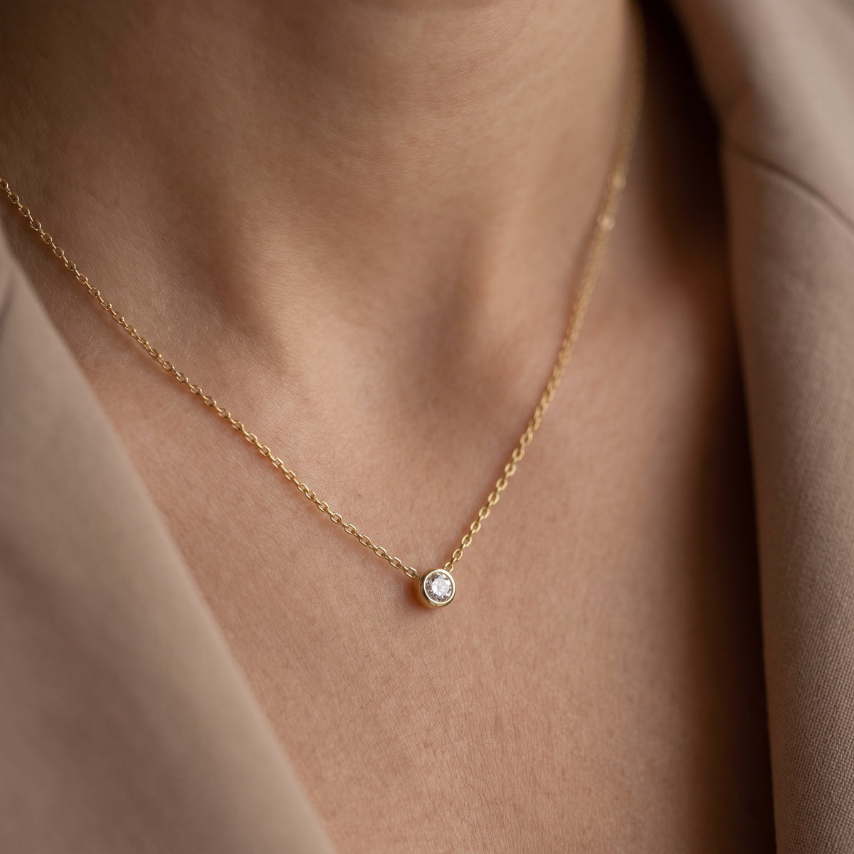 Collier solitaire diamant 0,05 ct argent 925 plaqué or jaune porté