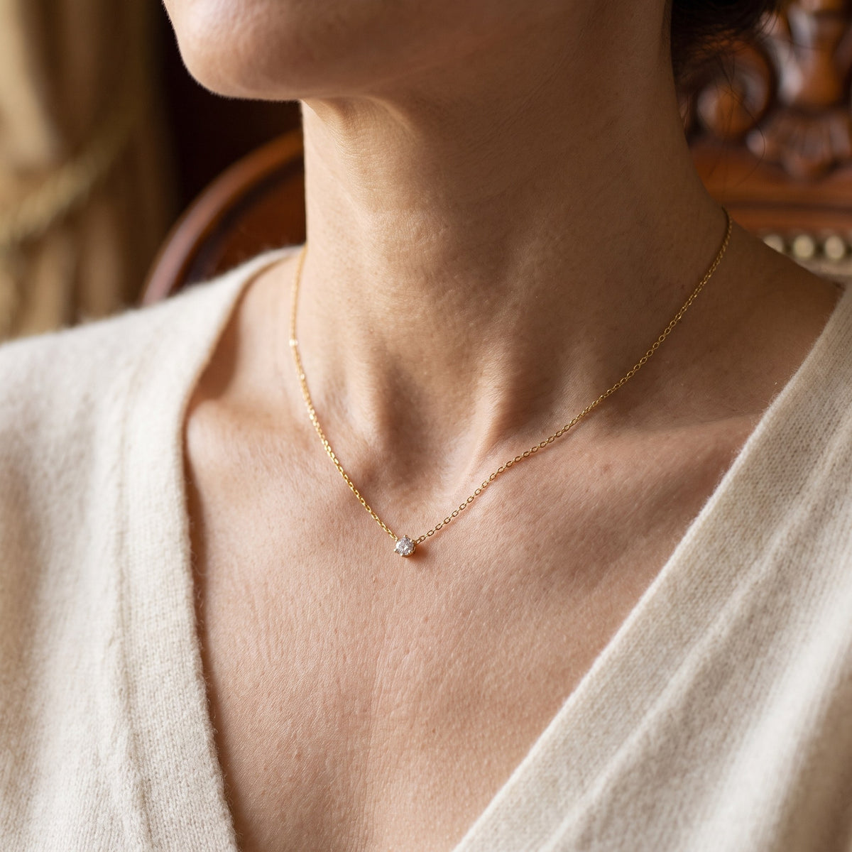 Collier solitaire diamant plaqué or jaune porté au quotidien