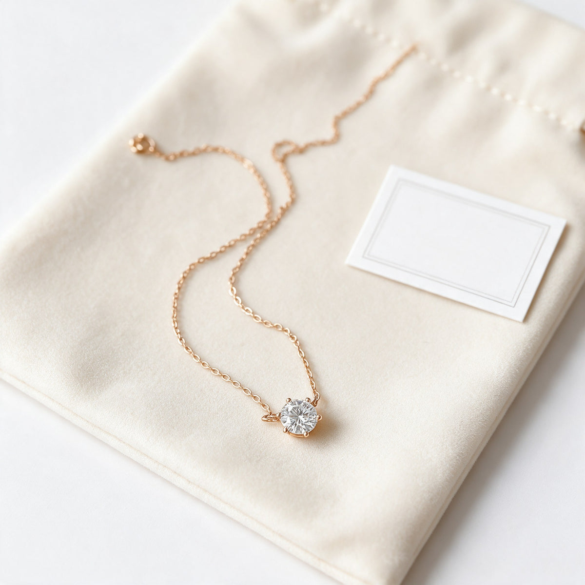 Collier solitaire diamant plaqué or jaune dans son écrin cadeau