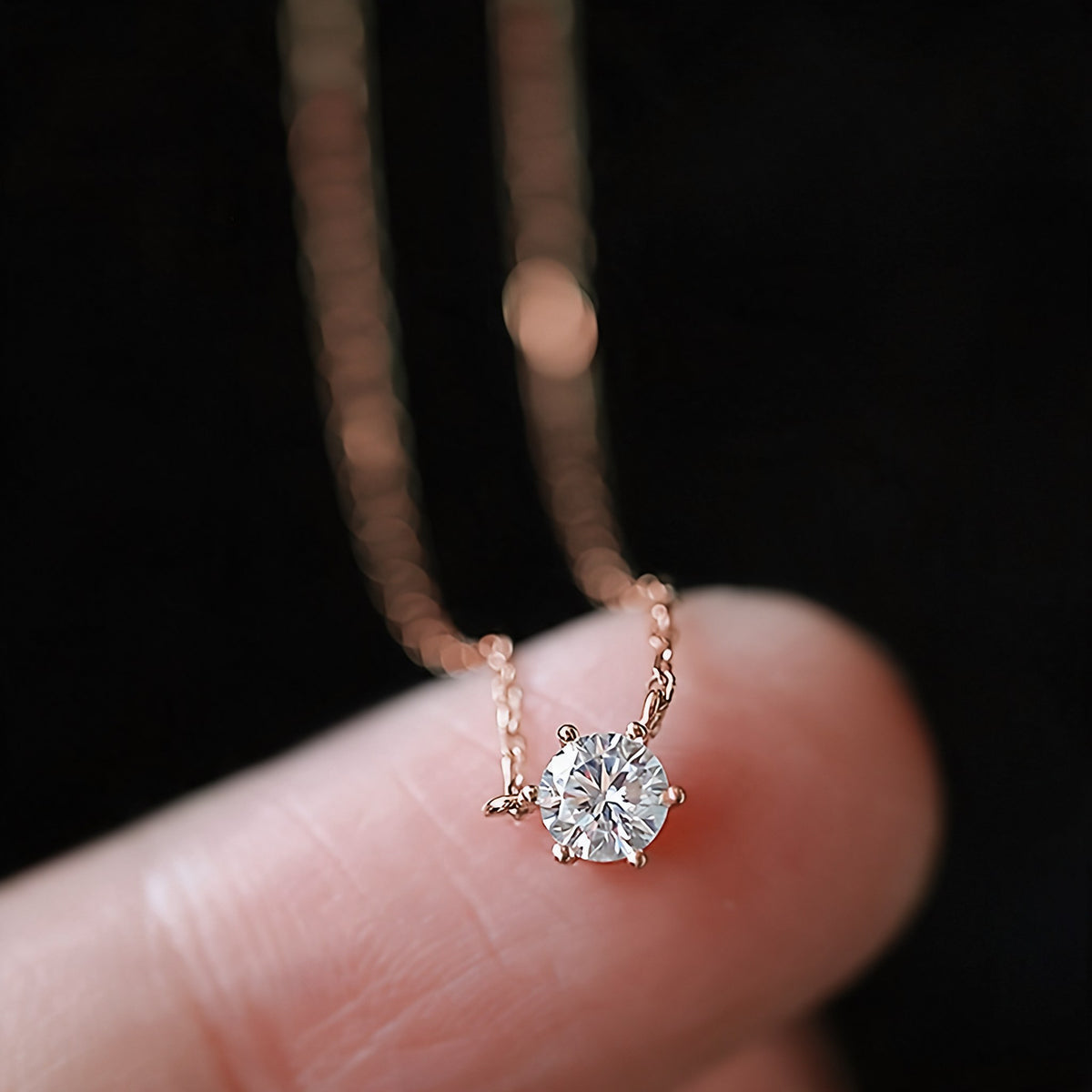 Gros plan du diamant serti griffes — finition plaqué or rose
