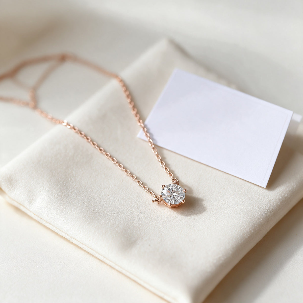 Collier solitaire diamant plaqué or rose dans son écrin cadeau