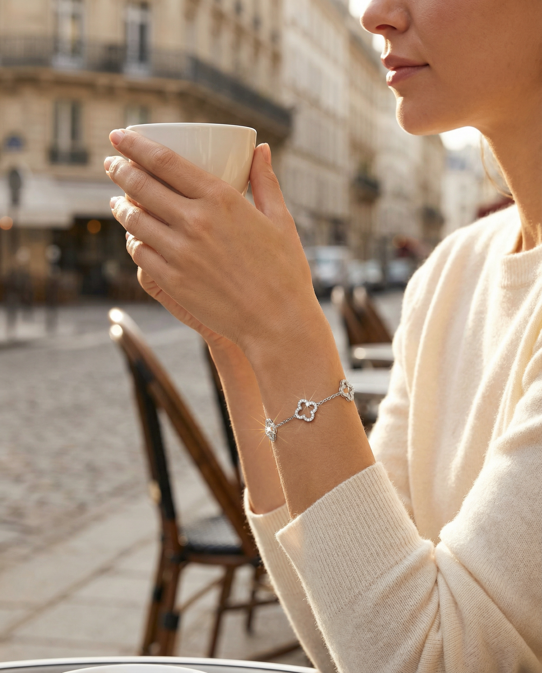 Bracelet Trèfle — Terrasse de café parisien, lumière dorée du matin