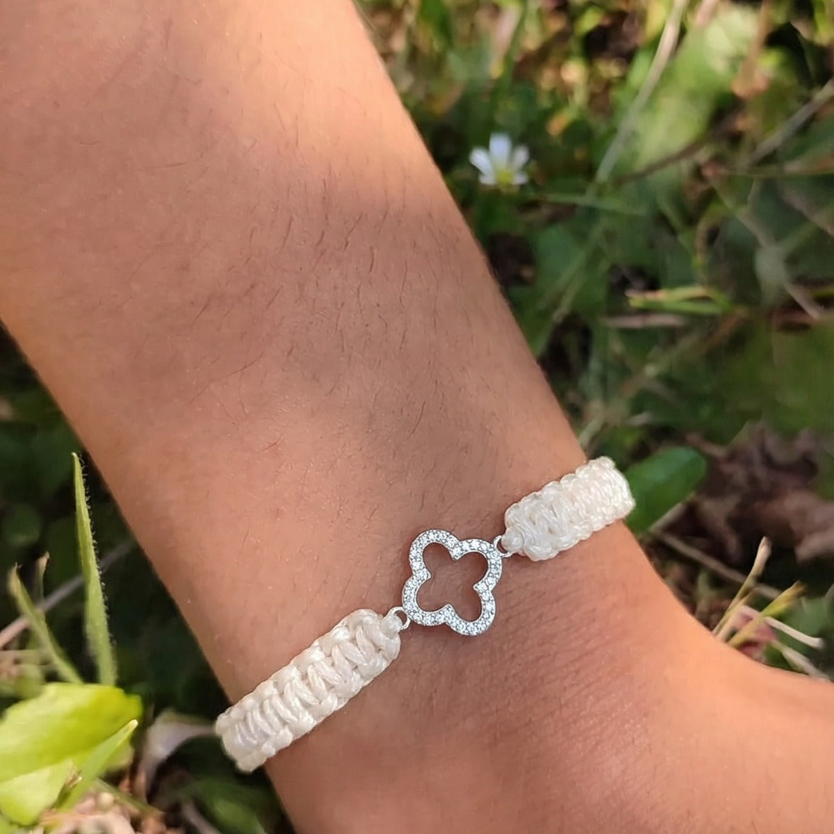 Bracelet Macramé Trèfle Blanc ivoire — Appartement haussmannien